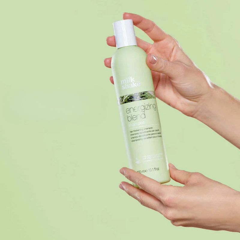Energizing Blend Shampoo holdes i hendene