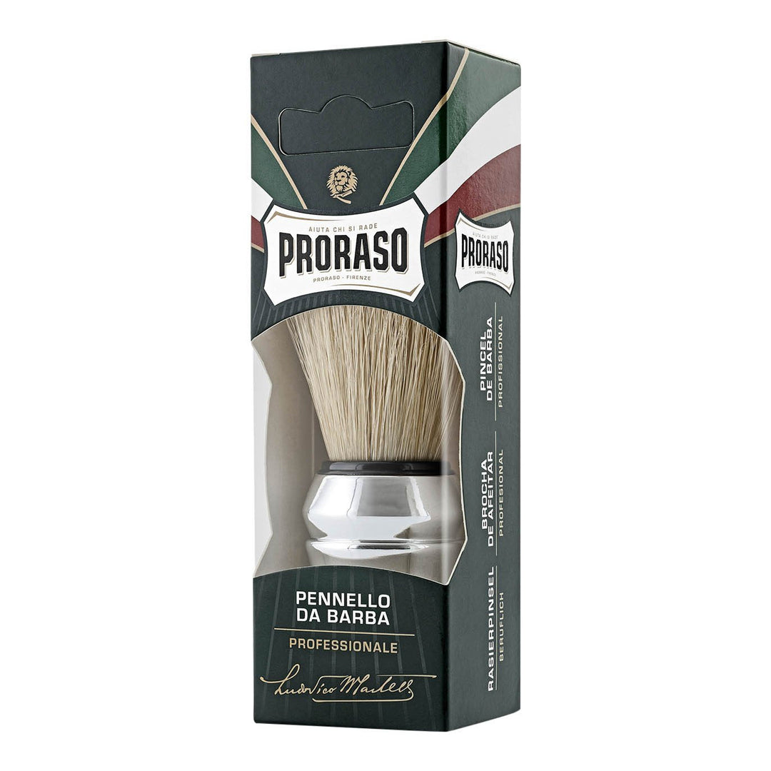 Stor barberkost med blank metallic skaft i plast og bust av svinebust. 
